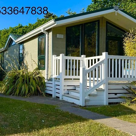 Jungle Lodge Lymington Exterior foto
