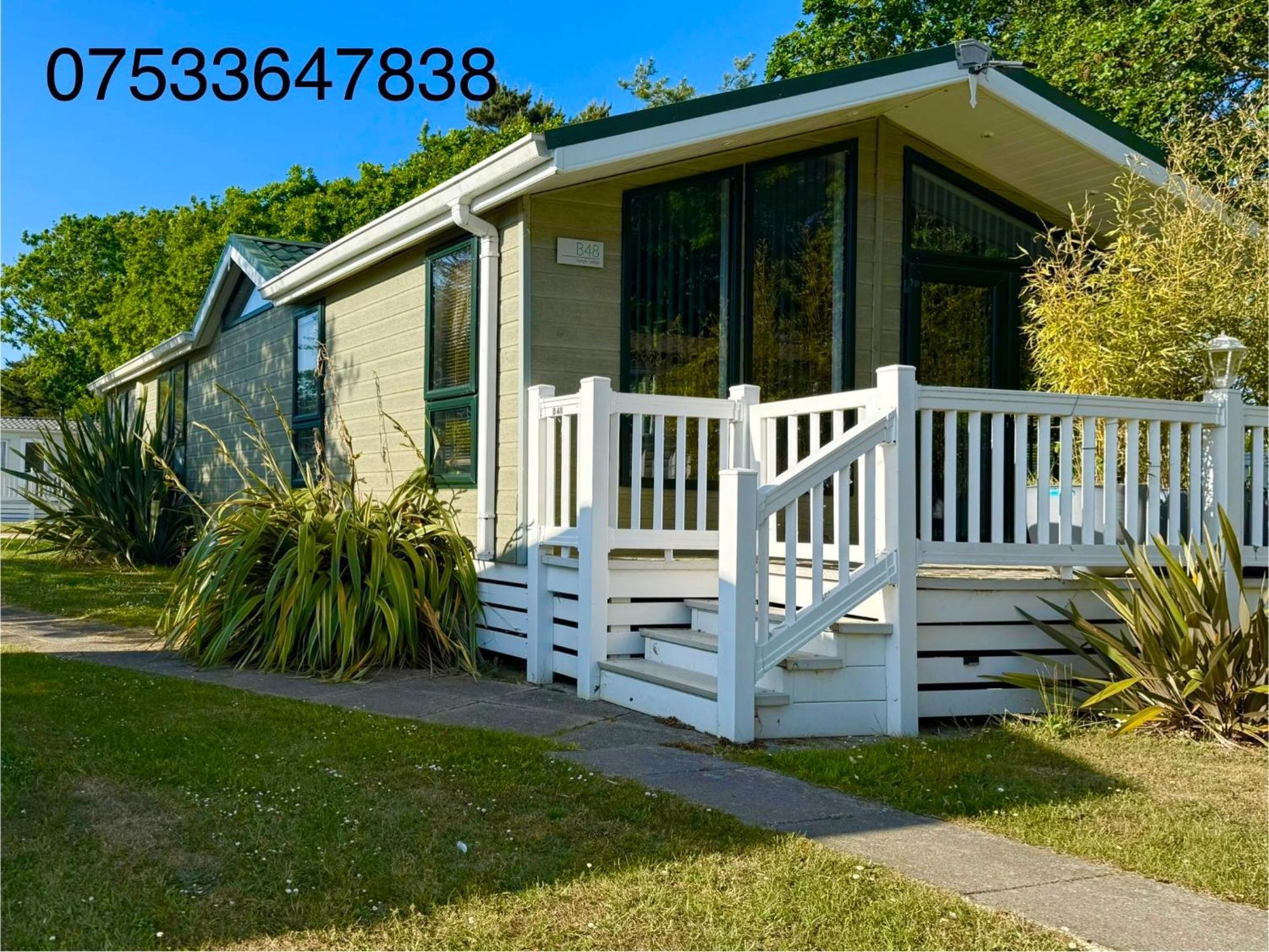 Jungle Lodge Lymington Exterior foto